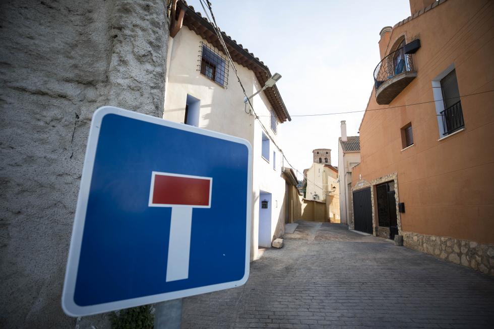 El incuestionable gancho turístico de uno de los lugares más visitados de Aragón (y de España) es compatible con la visita a la localidad que lo alberga, consagrada al sector de servicios.