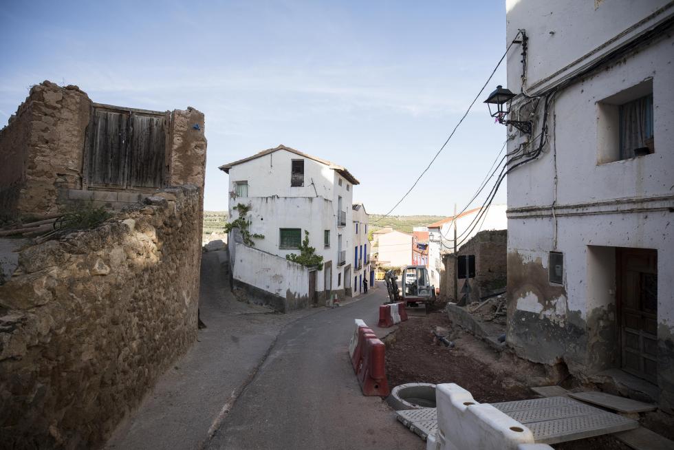 El incuestionable gancho turístico de uno de los lugares más visitados de Aragón (y de España) es compatible con la visita a la localidad que lo alberga, consagrada al sector de servicios.