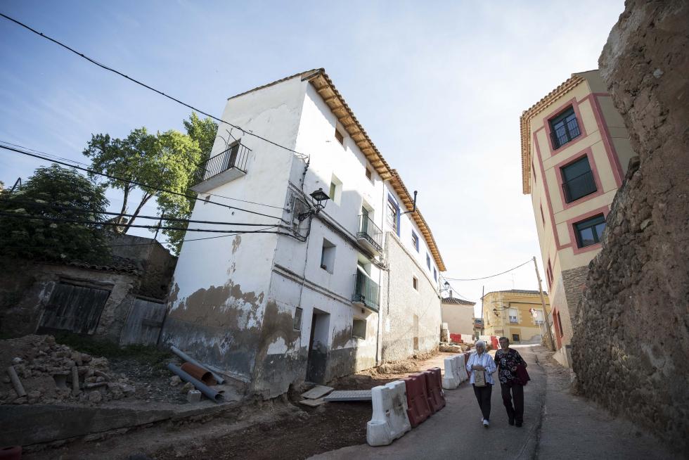 El incuestionable gancho turístico de uno de los lugares más visitados de Aragón (y de España) es compatible con la visita a la localidad que lo alberga, consagrada al sector de servicios.