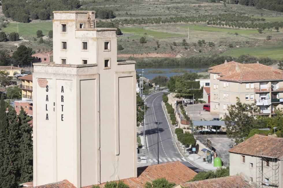 El incuestionable gancho turístico de uno de los lugares más visitados de Aragón (y de España) es compatible con la visita a la localidad que lo alberga, consagrada al sector de servicios.