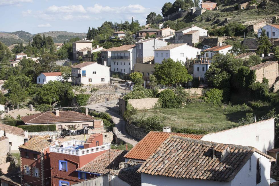 El incuestionable gancho turístico de uno de los lugares más visitados de Aragón (y de España) es compatible con la visita a la localidad que lo alberga, consagrada al sector de servicios.