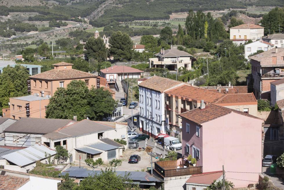 El incuestionable gancho turístico de uno de los lugares más visitados de Aragón (y de España) es compatible con la visita a la localidad que lo alberga, consagrada al sector de servicios.
