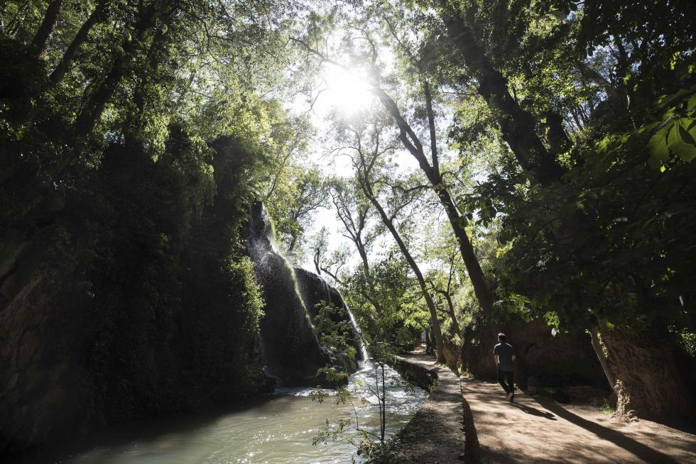 El incuestionable gancho turístico de uno de los lugares más visitados de Aragón (y de España) es compatible con la visita a la localidad que lo alberga, consagrada al sector de servicios.
