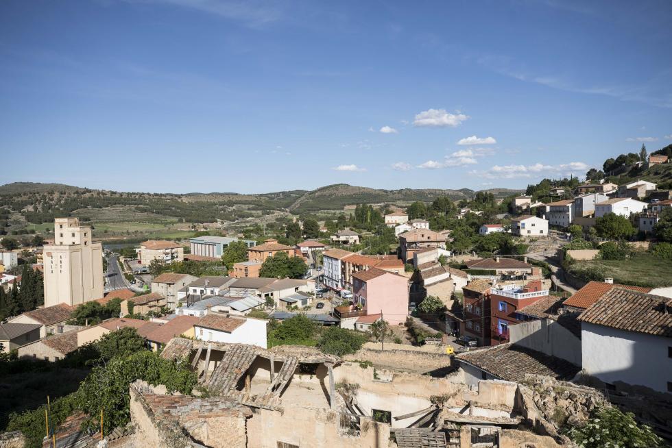 El incuestionable gancho turístico de uno de los lugares más visitados de Aragón (y de España) es compatible con la visita a la localidad que lo alberga, consagrada al sector de servicios.