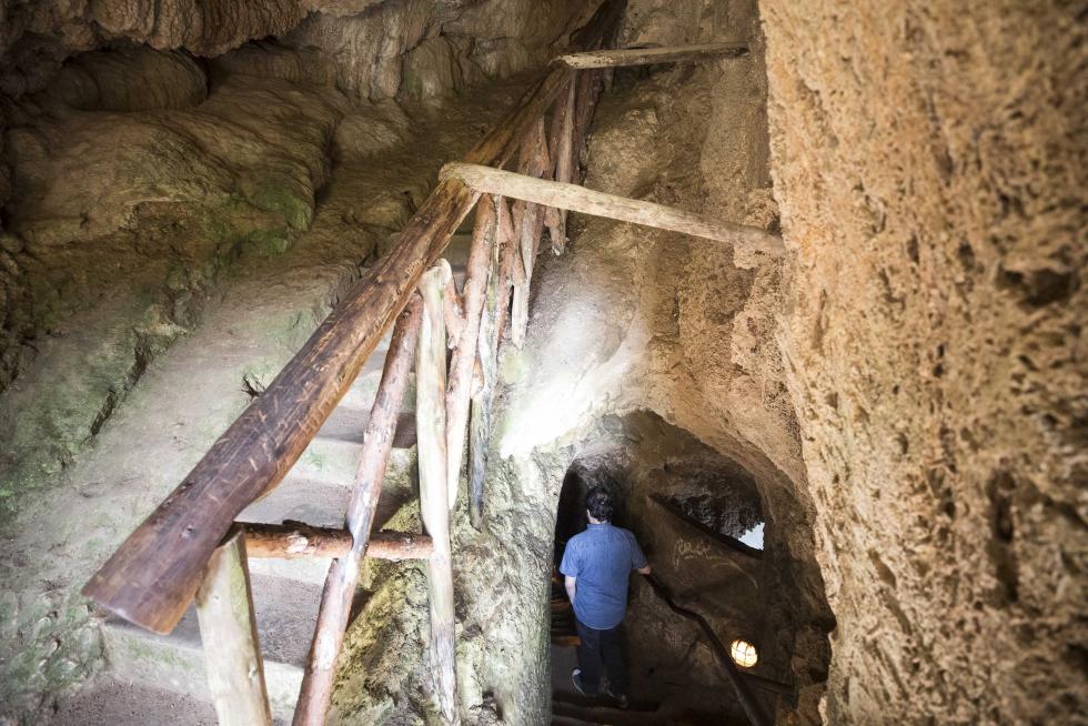 El incuestionable gancho turístico de uno de los lugares más visitados de Aragón (y de España) es compatible con la visita a la localidad que lo alberga, consagrada al sector de servicios.
