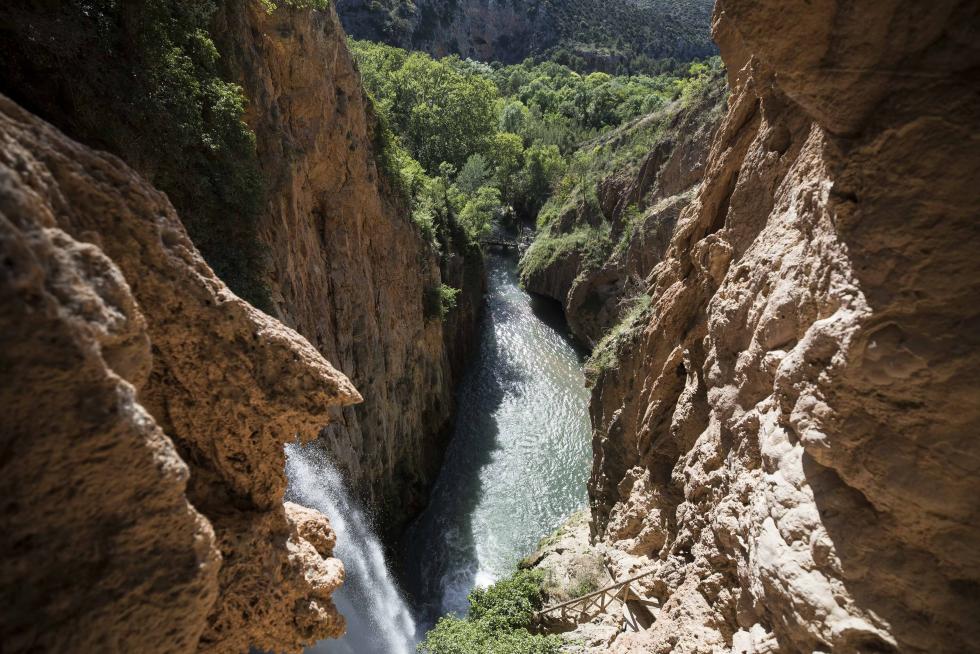 El incuestionable gancho turístico de uno de los lugares más visitados de Aragón (y de España) es compatible con la visita a la localidad que lo alberga, consagrada al sector de servicios.