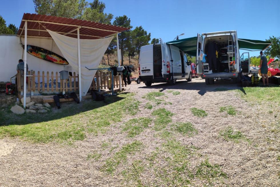 La Guardia Civil mantiene en la zona un amplio dispositivo de búsqueda de los pescadores alemanes cuya barca volcó la tarde del viernes en el embalse de Mequinenza (Zaragoza).