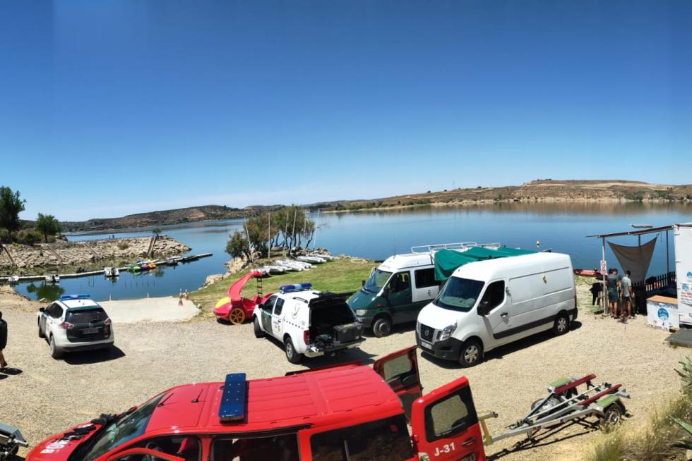 La Guardia Civil mantiene en la zona un amplio dispositivo de búsqueda de los pescadores alemanes cuya barca volcó la tarde del viernes en el embalse de Mequinenza (Zaragoza).