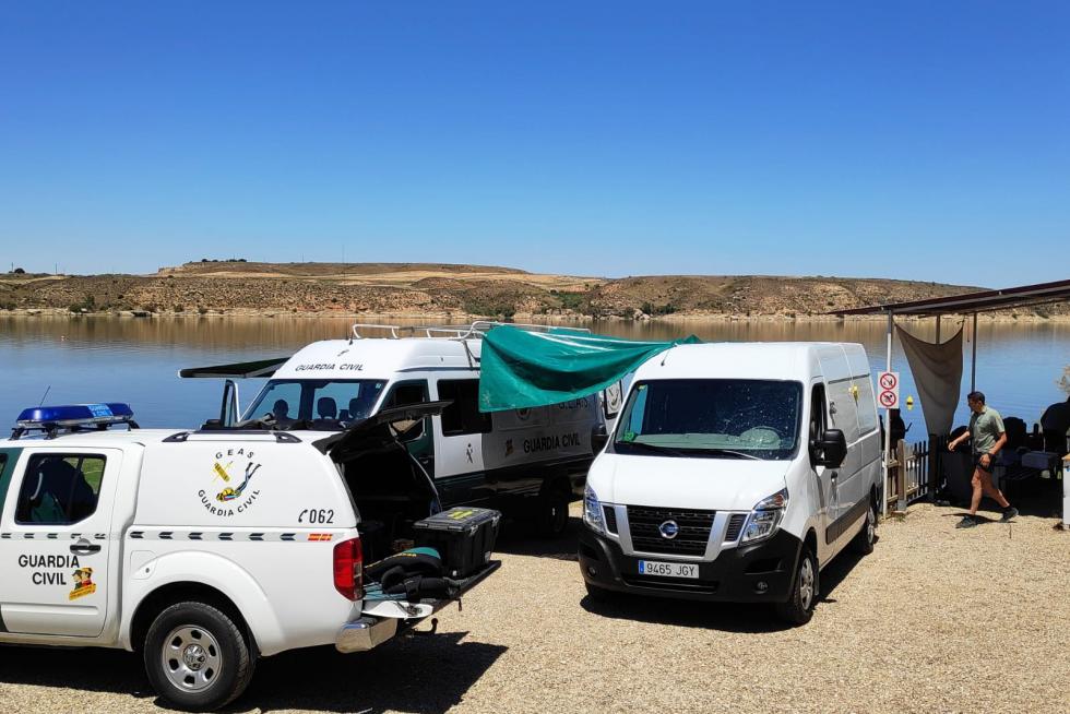 La Guardia Civil mantiene en la zona un amplio dispositivo de búsqueda de los pescadores alemanes cuya barca volcó la tarde del viernes en el embalse de Mequinenza (Zaragoza).