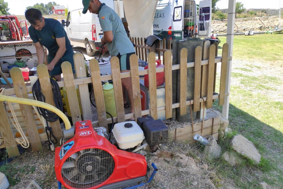 La Guardia Civil mantiene en la zona un amplio dispositivo de búsqueda de los pescadores alemanes cuya barca volcó la tarde del viernes en el embalse de Mequinenza (Zaragoza).
