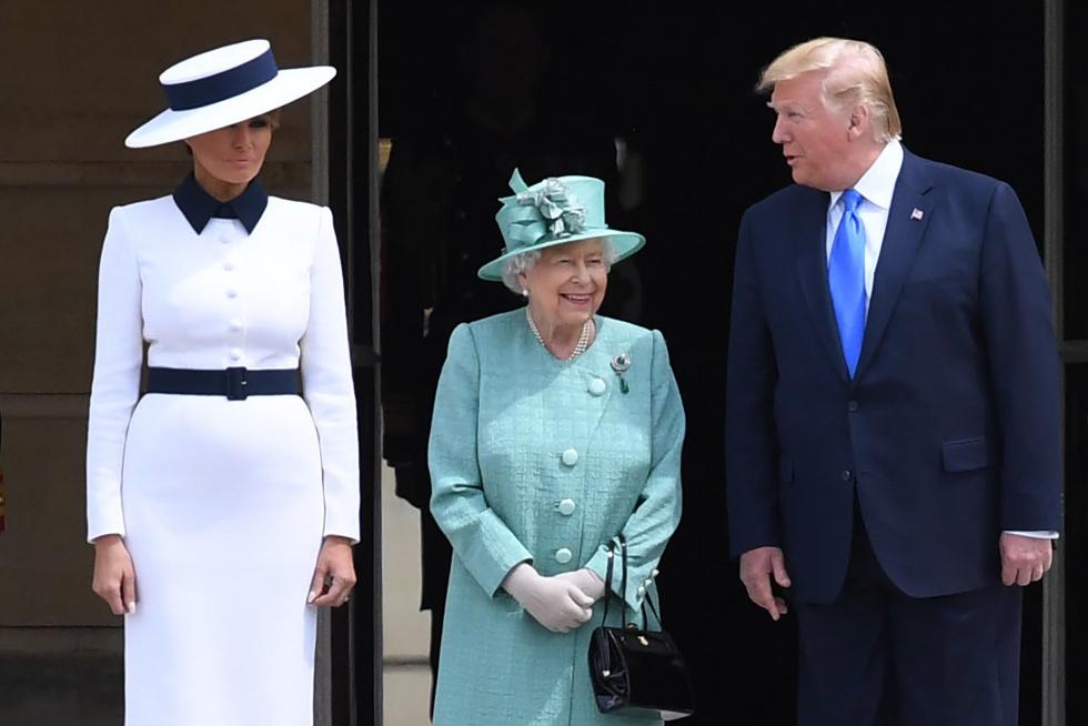 Visita oficial de Trump a Reino Unido, recibido con halagos y protestas.