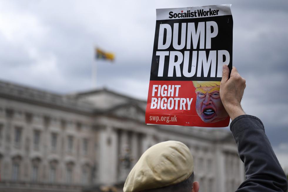 Visita oficial de Trump a Reino Unido, recibido con halagos y protestas.