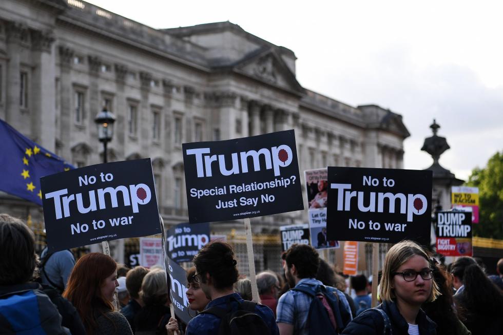 Visita oficial de Trump a Reino Unido, recibido con halagos y protestas.