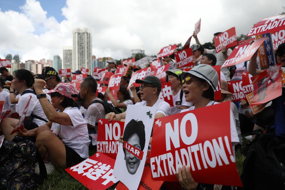 HK ANTI-EXTRADITION MARCH-. Hong Kong (China), 09/06/2019.- Protesters take part in a march against amendments to an extradition bill in Hong Kong, China, 09 June 2019. The controversial bill, which has faced immense opposition from pan-democrats, the business sector, and the international community, would allow the transfer of fugitives to jurisdictions which Hong Kong does not have a treaty with, including mainland China. Critics of the bill have expressed concern over unfair trials and a lack of human rights protection in mainland China. (Protestas) EFE/EPA/JEROME FAVRE March against extradition bill, in Hong Hong