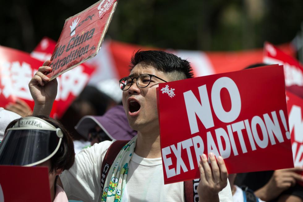 HK ANTI-EXTRADITION MARCH-. Hong Kong (China), 09/06/2019.- A protester take part in a march against amendments to an extradition bill in Hong Kong, China, 09 June 2019. The controversial bill, which has faced immense opposition from pan-democrats, the business sector, and the international community, would allow the transfer of fugitives to jurisdictions which Hong Kong does not have a treaty with, including mainland China. Critics of the bill have expressed concern over unfair trials and a lack of human rights protection in mainland China. (Protestas) EFE/EPA/JEROME FAVRE March against extradition bill, in Hong Hong