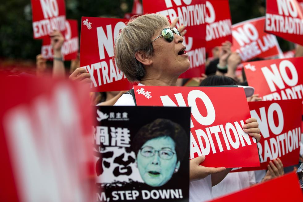 HK ANTI-EXTRADITION MARCH-02. Hong Kong (China), 09/06/2019.- Thousands of protesters take part in a march against amendments to an extradition bill in Hong Kong, China, 09 June 2019. The bill, which has faced immense opposition from pan-democrats, the business sector and the international community, would allow the transfer of fugitives to jurisdictions which Hong Kong does not have a treaty with, including mainland China. Critics of the bill have expressed concern over unfair trials and a lack of human rights protection in mainland China. (Protestas, Estados Unidos) EFE/EPA/JEROME FAVRE March against proposed extradition bill to China