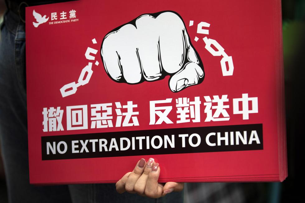 HK ANTI-EXTRADITION MARCH-02. Hong Kong (China), 09/06/2019.- Thousands of protesters take part in a march against amendments to an extradition bill in Hong Kong, China, 09 June 2019. The bill, which has faced immense opposition from pan-democrats, the business sector and the international community, would allow the transfer of fugitives to jurisdictions which Hong Kong does not have a treaty with, including mainland China. Critics of the bill have expressed concern over unfair trials and a lack of human rights protection in mainland China. (Protestas, Estados Unidos) EFE/EPA/JEROME FAVRE March against proposed extradition bill to China