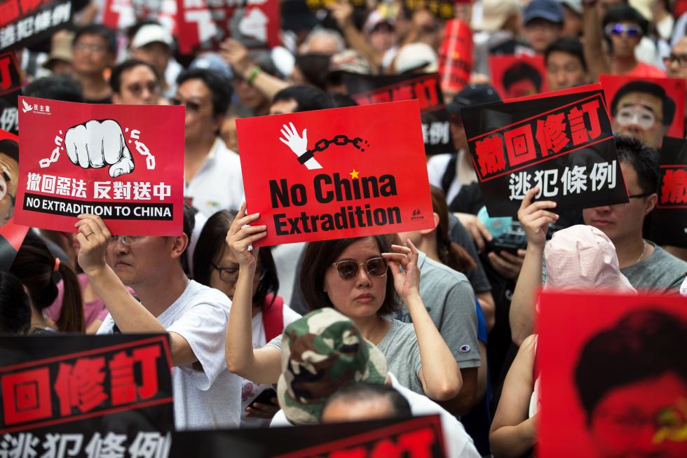 HK ANTI-EXTRADITION MARCH-02. Hong Kong (China), 09/06/2019.- Thousands of protesters take part in a march against amendments to an extradition bill in Hong Kong, China, 09 June 2019. The bill, which has faced immense opposition from pan-democrats, the business sector and the international community, would allow the transfer of fugitives to jurisdictions which Hong Kong does not have a treaty with, including mainland China. Critics of the bill have expressed concern over unfair trials and a lack of human rights protection in mainland China. (Protestas, Estados Unidos) EFE/EPA/JEROME FAVRE March against proposed extradition bill to China
