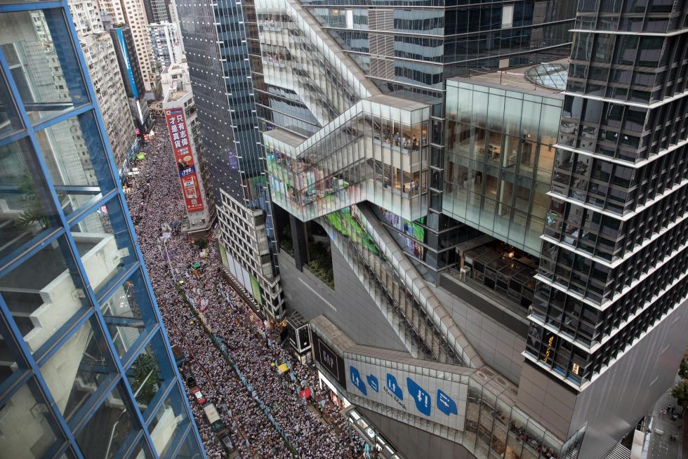 HK ANTI-EXTRADITION MARCH-02. Hong Kong (China), 09/06/2019.- Thousands of protesters take part in a march against amendments to an extradition bill in Hong Kong, China, 09 June 2019. The bill, which has faced immense opposition from pan-democrats, the business sector and the international community, would allow the transfer of fugitives to jurisdictions which Hong Kong does not have a treaty with, including mainland China. Critics of the bill have expressed concern over unfair trials and a lack of human rights protection in mainland China. (Protestas, Estados Unidos) EFE/EPA/JEROME FAVRE March against proposed extradition bill to China