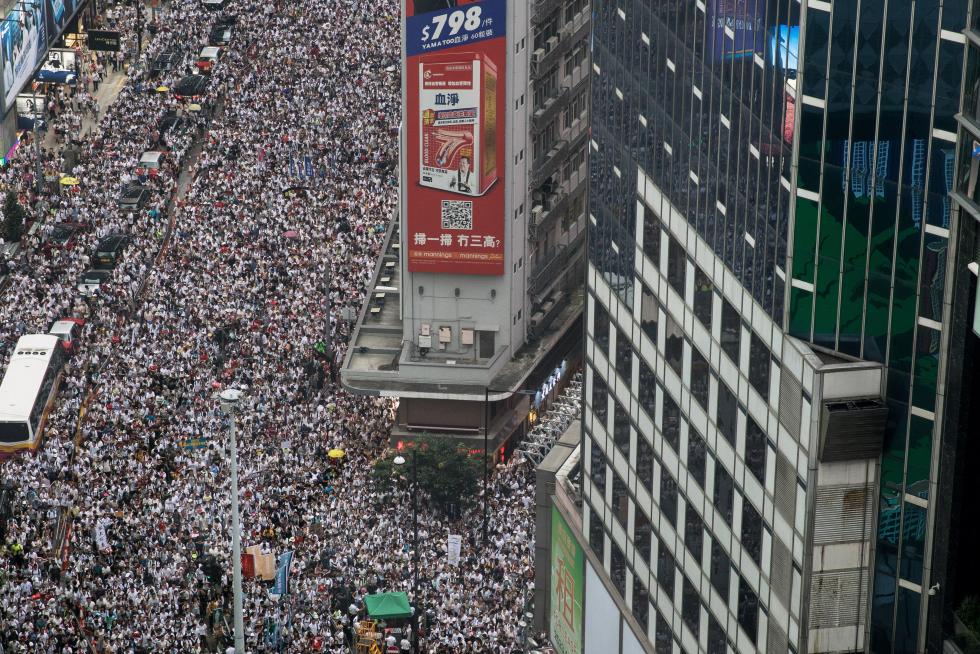 HK ANTI-EXTRADITION MARCH-02. Hong Kong (China), 09/06/2019.- Thousands of protesters take part in a march against amendments to an extradition bill in Hong Kong, China, 09 June 2019. The bill, which has faced immense opposition from pan-democrats, the business sector and the international community, would allow the transfer of fugitives to jurisdictions which Hong Kong does not have a treaty with, including mainland China. Critics of the bill have expressed concern over unfair trials and a lack of human rights protection in mainland China. (Protestas, Estados Unidos) EFE/EPA/JEROME FAVRE March against proposed extradition bill to China
