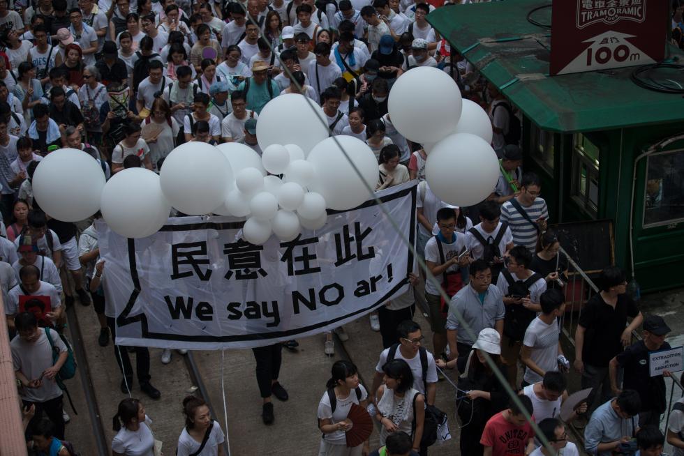 HK ANTI-EXTRADITION MARCH-02. Hong Kong (China), 09/06/2019.- Thousands of protesters take part in a march against amendments to an extradition bill in Hong Kong, China, 09 June 2019. The bill, which has faced immense opposition from pan-democrats, the business sector and the international community, would allow the transfer of fugitives to jurisdictions which Hong Kong does not have a treaty with, including mainland China. Critics of the bill have expressed concern over unfair trials and a lack of human rights protection in mainland China. (Protestas, Estados Unidos) EFE/EPA/JEROME FAVRE March against proposed extradition bill to China