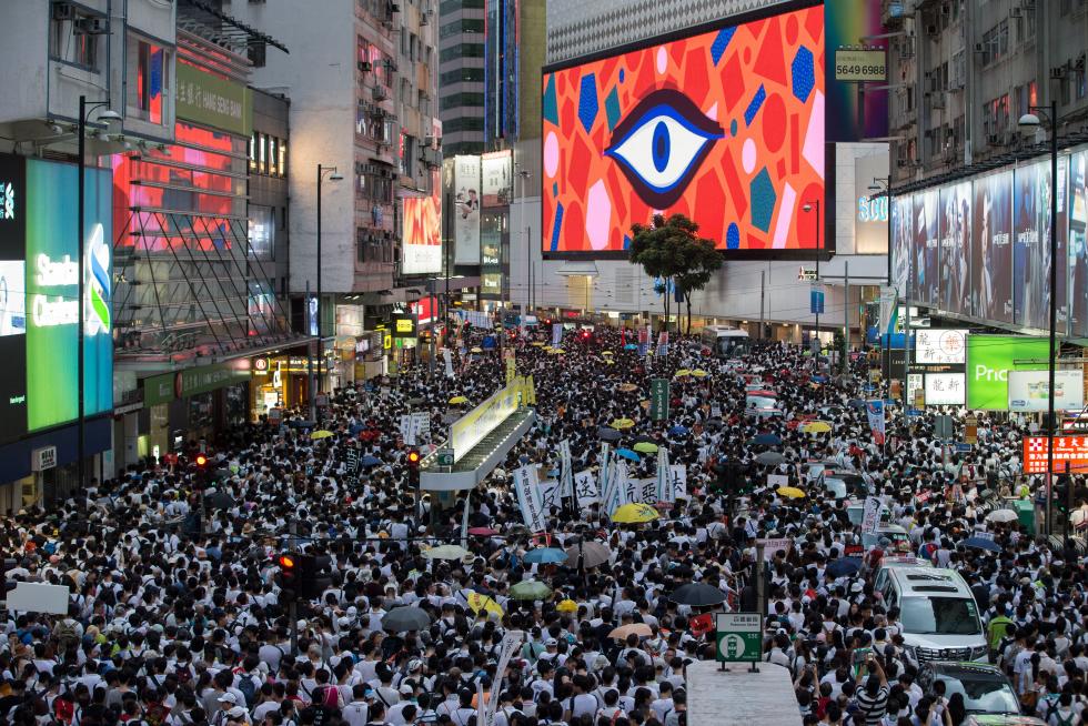 HK ANTI-EXTRADITION MARCH-02. Hong Kong (China), 09/06/2019.- Thousands of protesters take part in a march against amendments to an extradition bill in Hong Kong, China, 09 June 2019. The bill, which has faced immense opposition from pan-democrats, the business sector and the international community, would allow the transfer of fugitives to jurisdictions which Hong Kong does not have a treaty with, including mainland China. Critics of the bill have expressed concern over unfair trials and a lack of human rights protection in mainland China. (Protestas, Estados Unidos) EFE/EPA/JEROME FAVRE March against proposed extradition bill to China