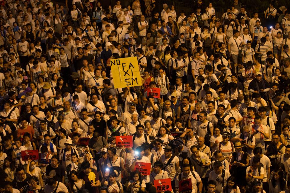 HK ANTI-EXTRADITION MARCH-02. Hong Kong (China), 09/06/2019.- Thousands of protesters take part in a march against amendments to an extradition bill in Hong Kong, China, 09 June 2019. The bill, which has faced immense opposition from pan-democrats, the business sector and the international community, would allow the transfer of fugitives to jurisdictions which Hong Kong does not have a treaty with, including mainland China. Critics of the bill have expressed concern over unfair trials and a lack of human rights protection in mainland China. (Protestas, Estados Unidos) EFE/EPA/JEROME FAVRE March against proposed extradition bill to China