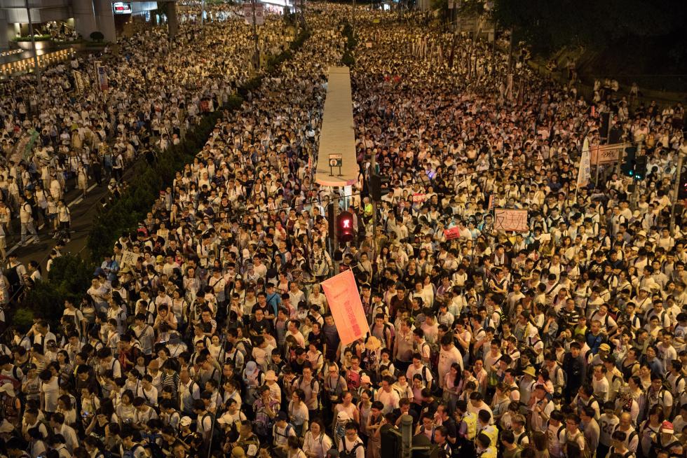 HK ANTI-EXTRADITION MARCH-02. Hong Kong (China), 09/06/2019.- Thousands of protesters take part in a march against amendments to an extradition bill in Hong Kong, China, 09 June 2019. The bill, which has faced immense opposition from pan-democrats, the business sector, and the international community, would allow the transfer of fugitives to jurisdictions which Hong Kong does not have a treaty with, including mainland China. Critics of the bill have expressed concern over unfair trials and a lack of human rights protection in mainland China. (Protestas, Estados Unidos) EFE/EPA/JEROME FAVRE March against proposed extradition bill to China
