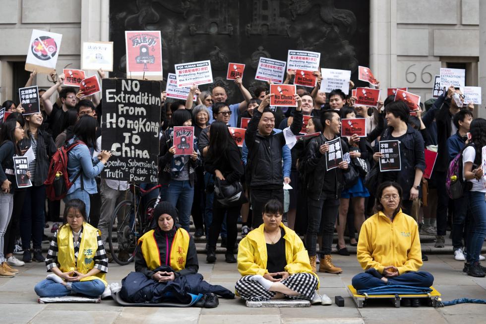HKG09. Hong Kong (China), 09/06/2019.- Protesters take part in a march against amendments to an extradition bill in Hong Kong, China, 09 June 2019. The bill, which has faced immense opposition from pan-democrats, the business sector, and the international community, would allow the transfer of fugitives to jurisdictions which Hong Kong does not have a treaty with, including mainland China. Critics of the bill have expressed concern over unfair trials and a lack of human rights protection in mainland China. (Protestas) EFE/EPA/JEROME FAVRE March against proposed extradition bill to China