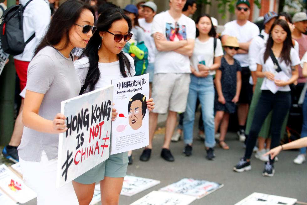 WOL07. London (United Kingdom), 09/06/2019.- Protesters take part in a demonstration against amendments to an Hong Kong extradition bill for the Chinese Government, outside the Chinese Embassy in Central London, Britain, 09 June 2019. The bill would allow the transfer of fugitives to jurisdictions which Hong Kong does not have a treaty with, including mainland China. Critics of the bill have expressed concern over unfair trials and a lack of human rights protection in mainland China. (Protestas, Reino Unido, Londres) EFE/EPA/WILL OLIVER March against proposed Hong Kong extradition bill to China
