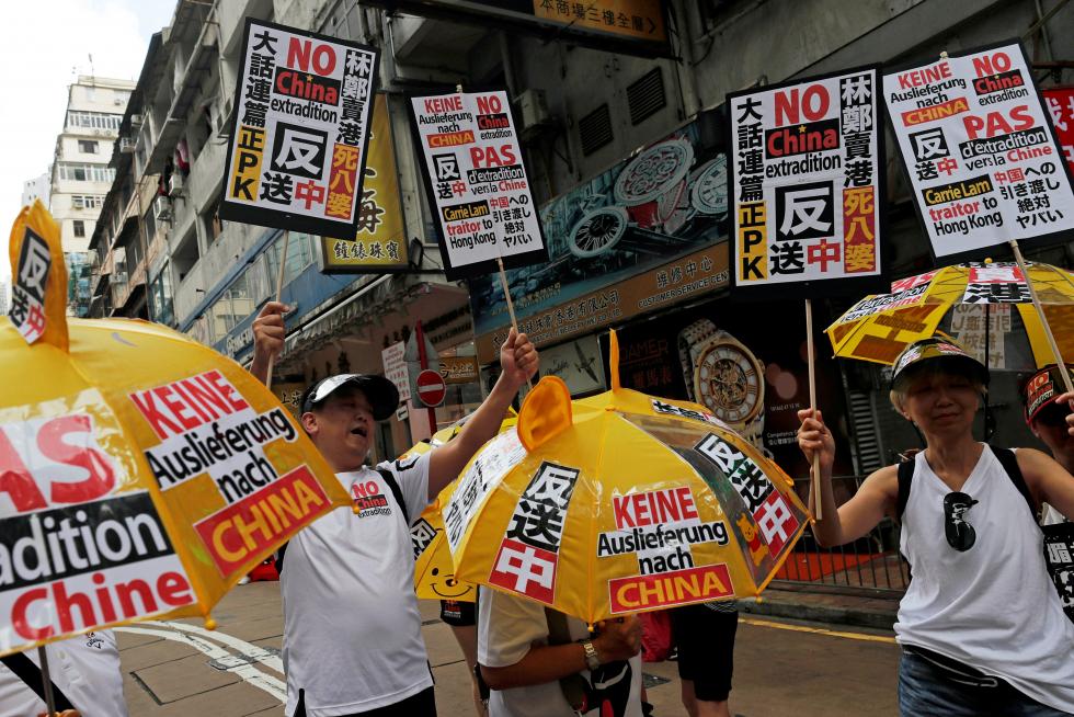 FT01. Berlin (Germany), 09/06/2019.- People take part in a protest against amendments to a Hong Kong's extradition bill to China, in Berlin, Germany, 09 June 2019. The bill, which has faced opposition from pro democrats and the international community, would allow the transfer of fugitives to jurisdictions which Hong Kong does not have a treaty with, including mainland China. Critics of the bill have expressed concern over unfair trials and a lack of human rights protection in mainland China. (Protestas, Alemania) EFE/EPA/FELIPE TRUEBA Protest against Hong Kong's proposed extradition bill to China