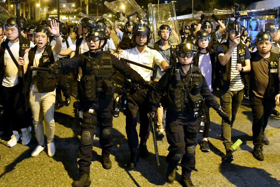 STR01. Hong Kong (China), 09/06/2019.- Police check on a protester during clashes after a rally against amendments to an extradition bill in Hong Kong, China, 10 June 2019. Hundreds of thousands of protesters marched through the streets of Hong Kong against the bill on 09 June, in one of the biggest protest the city has seen in more than 20 years. A controversial extradition bill that would allow the transfer of fugitives to jurisdictions which Hong Kong does not have a treaty with, including mainland China has sparked the protest. (Protestas, Estados Unidos) EFE/EPA/EDWIN KWOK Protesters clash with police after extradition bill protest in Hong Kong