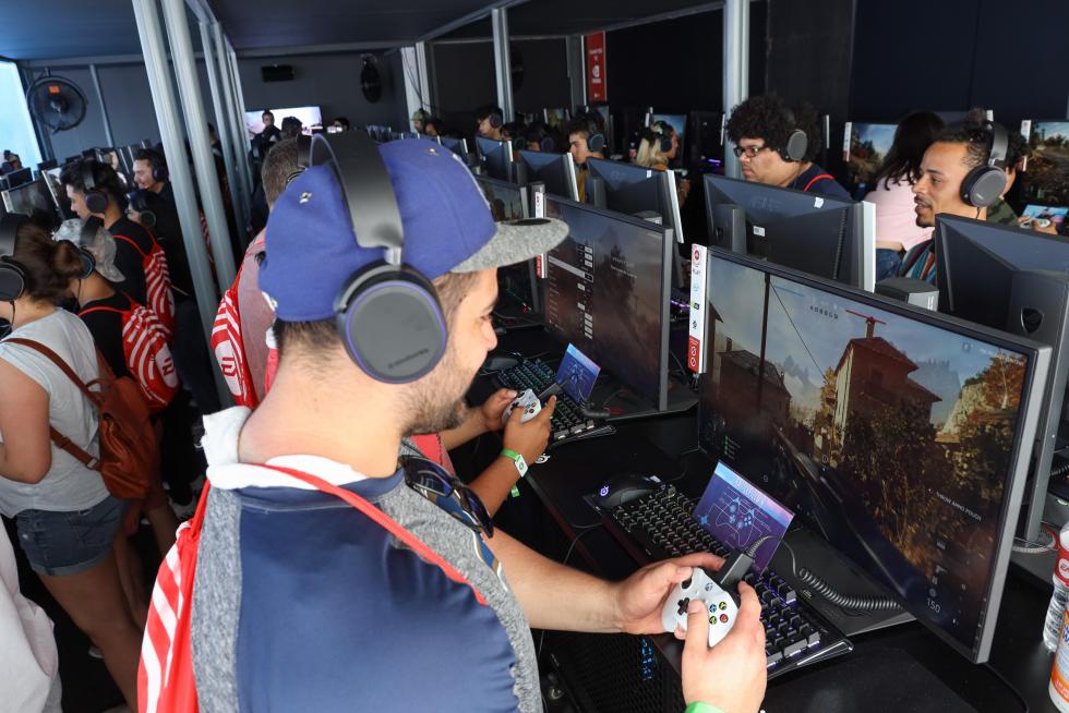 EAG05. Los Angeles (United States), 09/06/2019.- Fans pose with a display during the EA Play 2019 video game festival in Los Angeles, California, USA, 08 June 2019. The annual E3 video game conference will bring thousands of gamers and developers together in Los Angeles from 11 June to 13 June 2019. (Estados Unidos) EFE/EPA/EUGENE GARCIA EA Play video gaming festival in Los Angeles