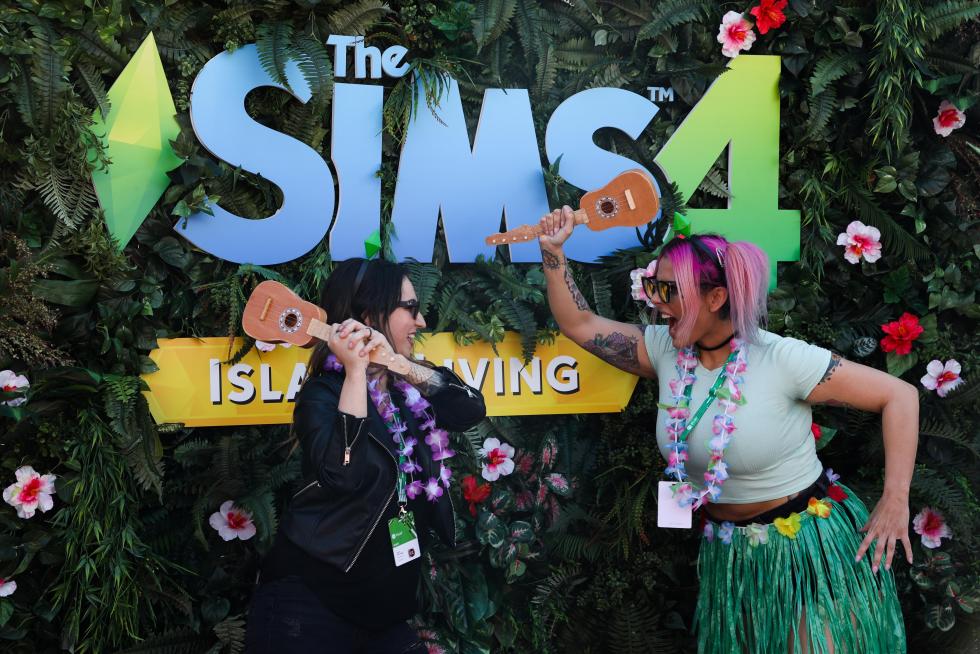 EAG05. Los Angeles (United States), 09/06/2019.- People try Battlefield V gameplay during the EA Play 2019 video game festival in Los Angeles, California, USA, 08 June 2019. The annual E3 video game conference will bring thousands of gamers and developers together in Los Angeles from 11 June to 13 June 2019. (Estados Unidos) EFE/EPA/EUGENE GARCIA EA Play video gaming festival in Los Angeles