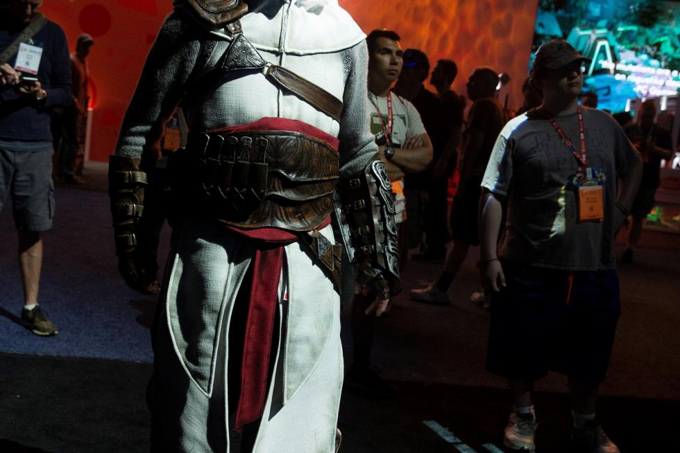 EAG05. Los Angeles (United States), 09/06/2019.- Fans wait to see a video from the Star Wars Jedi: Fallen Order preview during the EA Play 2019 video game festival in Los Angeles, California, USA, 08 June 2019. The annual E3 video game conference will bring thousands of gamers and developers together in Los Angeles from 11 June to 13 June 2019. (Estados Unidos) EFE/EPA/EUGENE GARCIA EA Play video gaming festival in Los Angeles