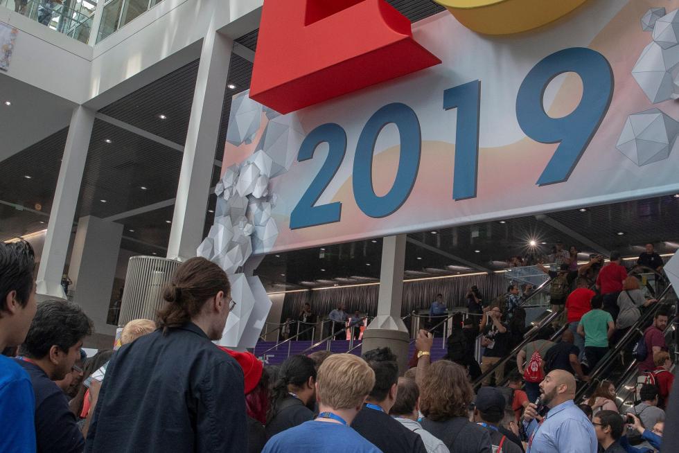 EAG05. Los Angeles (United States), 09/06/2019.- Fans wait to see a video from the Star Wars Jedi: Fallen Order preview during the EA Play 2019 video game festival in Los Angeles, California, USA, 08 June 2019. The annual E3 video game conference will bring thousands of gamers and developers together in Los Angeles from 11 June to 13 June 2019. (Estados Unidos) EFE/EPA/EUGENE GARCIA EA Play video gaming festival in Los Angeles