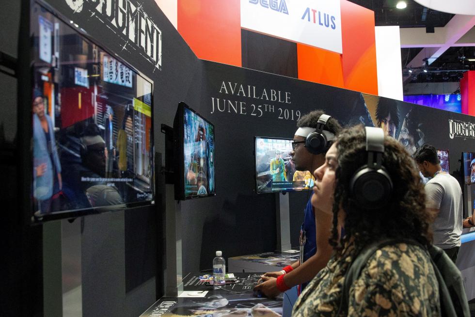 EAG05. Los Angeles (United States), 09/06/2019.- Fans wait to see a video from the Star Wars Jedi: Fallen Order preview during the EA Play 2019 video game festival in Los Angeles, California, USA, 08 June 2019. The annual E3 video game conference will bring thousands of gamers and developers together in Los Angeles from 11 June to 13 June 2019. (Estados Unidos) EFE/EPA/EUGENE GARCIA EA Play video gaming festival in Los Angeles