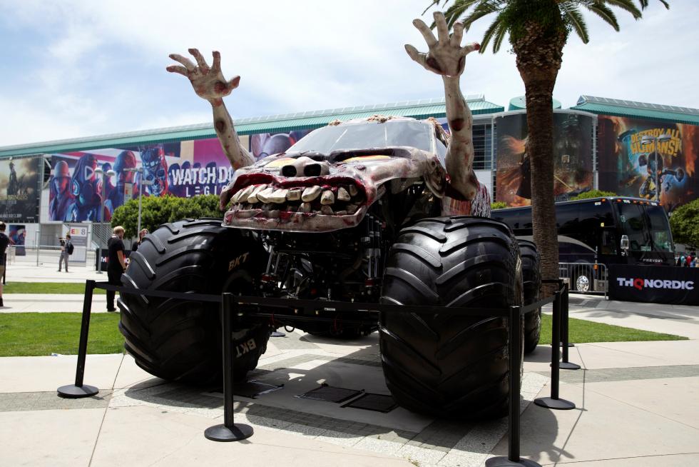 EAG05. Los Angeles (United States), 09/06/2019.- Fans wait to see a video from the Star Wars Jedi: Fallen Order preview during the EA Play 2019 video game festival in Los Angeles, California, USA, 08 June 2019. The annual E3 video game conference will bring thousands of gamers and developers together in Los Angeles from 11 June to 13 June 2019. (Estados Unidos) EFE/EPA/EUGENE GARCIA EA Play video gaming festival in Los Angeles