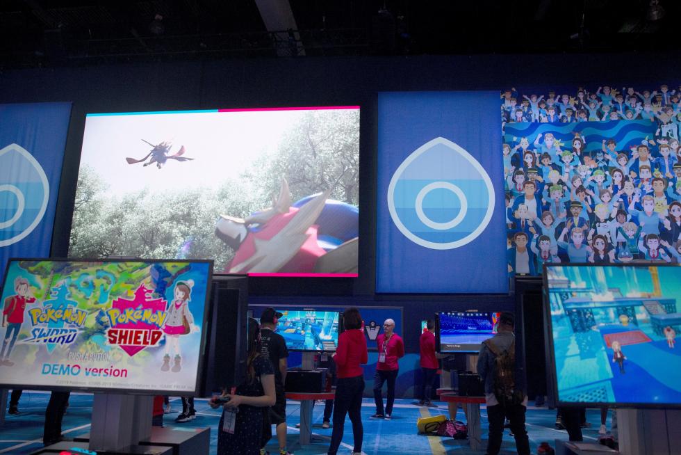 EAG05. Los Angeles (United States), 09/06/2019.- Fans wait to see a video from the Star Wars Jedi: Fallen Order preview during the EA Play 2019 video game festival in Los Angeles, California, USA, 08 June 2019. The annual E3 video game conference will bring thousands of gamers and developers together in Los Angeles from 11 June to 13 June 2019. (Estados Unidos) EFE/EPA/EUGENE GARCIA EA Play video gaming festival in Los Angeles