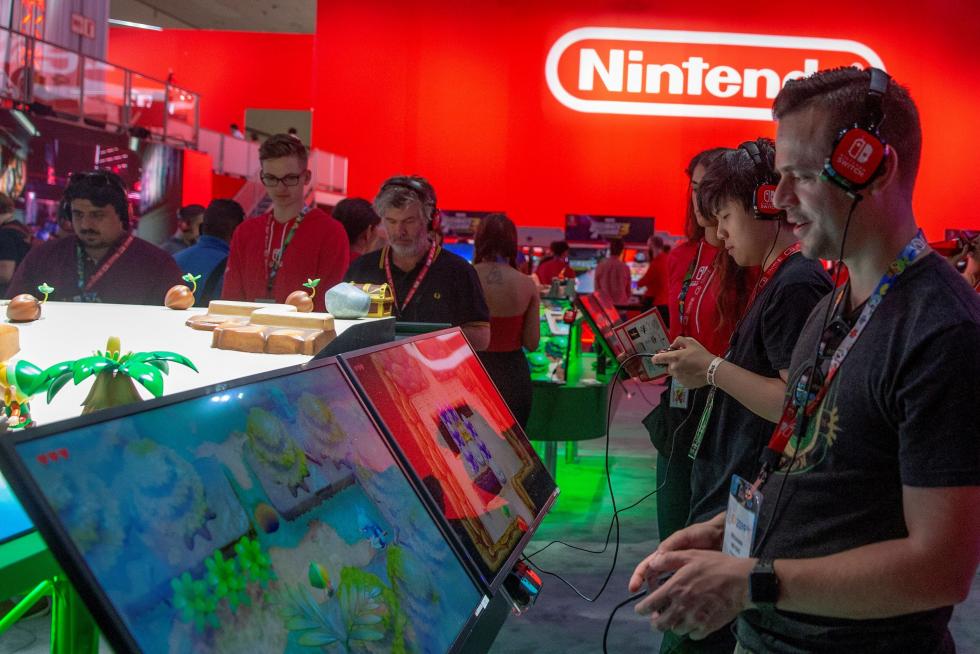 EAG05. Los Angeles (United States), 09/06/2019.- Fans wait to see a video from the Star Wars Jedi: Fallen Order preview during the EA Play 2019 video game festival in Los Angeles, California, USA, 08 June 2019. The annual E3 video game conference will bring thousands of gamers and developers together in Los Angeles from 11 June to 13 June 2019. (Estados Unidos) EFE/EPA/EUGENE GARCIA EA Play video gaming festival in Los Angeles