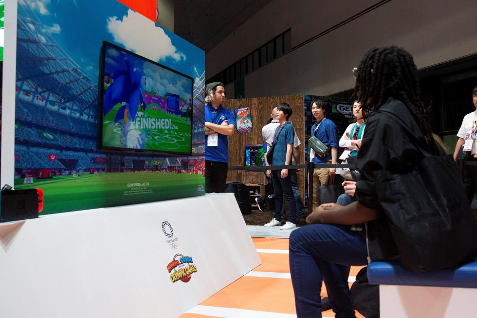 EAG05. Los Angeles (United States), 09/06/2019.- Fans wait to see a video from the Star Wars Jedi: Fallen Order preview during the EA Play 2019 video game festival in Los Angeles, California, USA, 08 June 2019. The annual E3 video game conference will bring thousands of gamers and developers together in Los Angeles from 11 June to 13 June 2019. (Estados Unidos) EFE/EPA/EUGENE GARCIA EA Play video gaming festival in Los Angeles