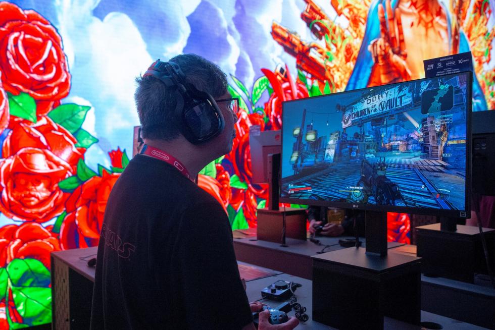 EAG05. Los Angeles (United States), 09/06/2019.- Fans wait to see a video from the Star Wars Jedi: Fallen Order preview during the EA Play 2019 video game festival in Los Angeles, California, USA, 08 June 2019. The annual E3 video game conference will bring thousands of gamers and developers together in Los Angeles from 11 June to 13 June 2019. (Estados Unidos) EFE/EPA/EUGENE GARCIA EA Play video gaming festival in Los Angeles