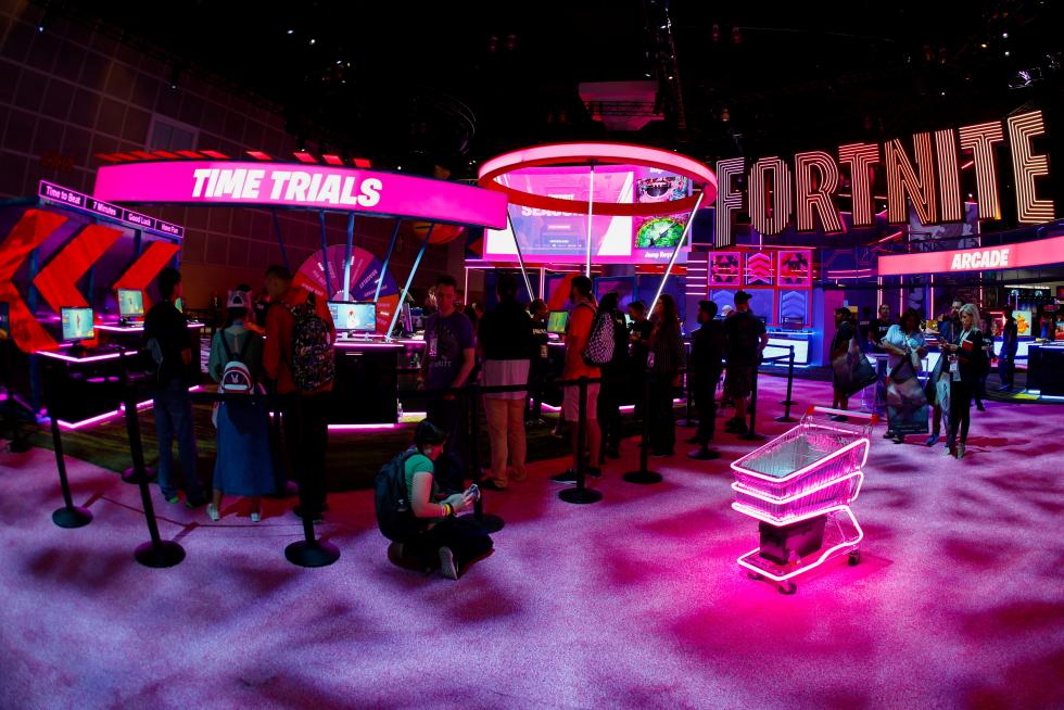 EAG05. Los Angeles (United States), 09/06/2019.- Fans wait to see a video from the Star Wars Jedi: Fallen Order preview during the EA Play 2019 video game festival in Los Angeles, California, USA, 08 June 2019. The annual E3 video game conference will bring thousands of gamers and developers together in Los Angeles from 11 June to 13 June 2019. (Estados Unidos) EFE/EPA/EUGENE GARCIA EA Play video gaming festival in Los Angeles