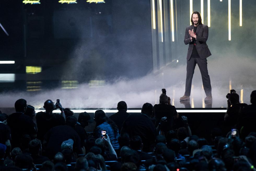 Los Angeles (United States), 09/06/2019.- Large screens broadcast the image of Canadian-American actor Keanu Reeves as he stars in the new game franchise 'Cyberpunk 2077' during the Microsoft Microsoft Xbox 2019 Briefing at the Microsoft Theater in Los Angeles, California, USA, 09 June 2019. This event occured ahead of the Electronic Entertainment Expo (E3) which runs from 11 to 13 June 2019. (Estados Unidos) EFE/EPA/ETIENNE LAURENT Microsoft XBox 2019 briefing in Los Angeles