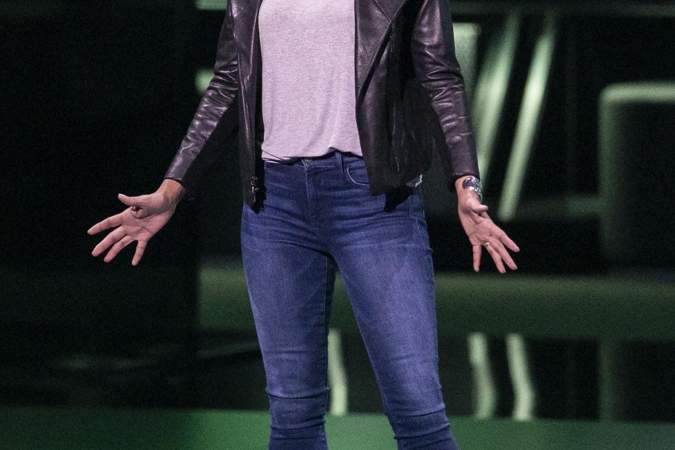 Los Angeles (United States), 09/06/2019.- Images of the game 'Halo Infinite', the first game for the new Microsoft console Project Scarlett, are broadcast on large screens during the Microsoft Microsoft Xbox 2019 Briefing at the Microsoft Theater in Los Angeles, California, USA, 09 June 2019. This event occured ahead of the Electronic Entertainment Expo (E3) which runs from 11 to 13 June 2019. (Estados Unidos) EFE/EPA/ETIENNE LAURENT Microsoft XBox 2019 briefing in Los Angeles