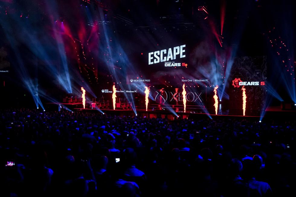 Los Angeles (United States), 09/06/2019.- Images of the game 'Gears of War 5' are broadcast on giant screens during the Microsoft Microsoft Xbox 2019 Briefing at the Microsoft Theater in Los Angeles, California, USA, 09 June 2019. This event occured ahead of the Electronic Entertainment Expo (E3) which runs from 11 to 13 June 2019. (Estados Unidos) EFE/EPA/ETIENNE LAURENT Microsoft XBox 2019 briefing in Los Angeles