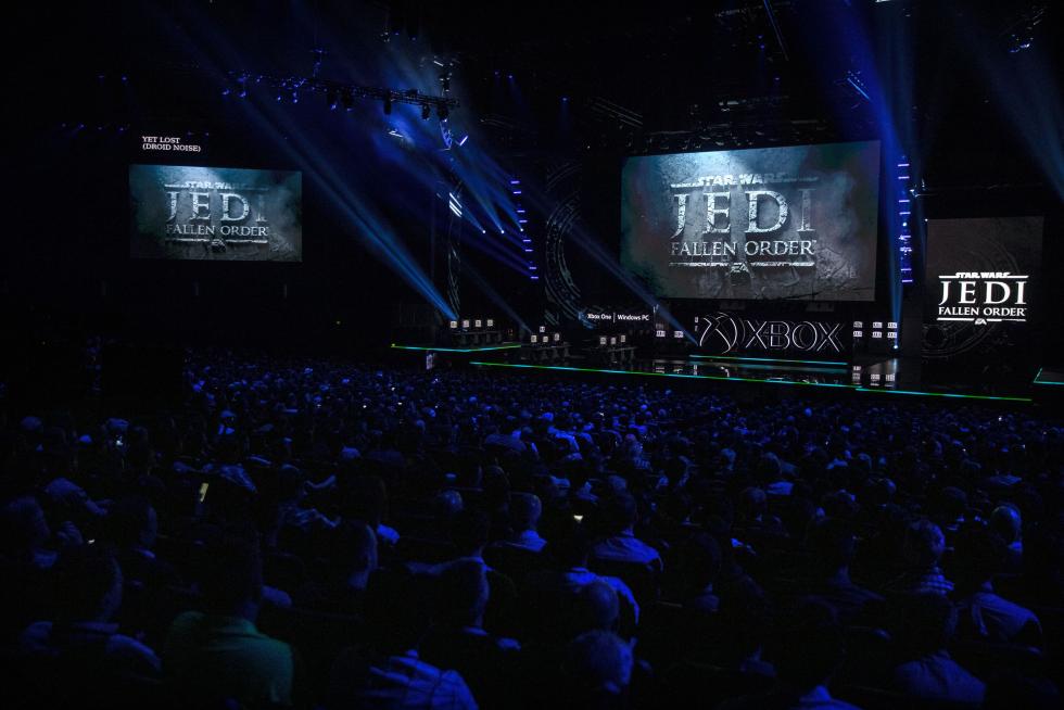 Los Angeles (United States), 09/06/2019.- Images of the game 'Gears of War 5' are broadcast on giant screens during the Microsoft Microsoft Xbox 2019 Briefing at the Microsoft Theater in Los Angeles, California, USA, 09 June 2019. This event occured ahead of the Electronic Entertainment Expo (E3) which runs from 11 to 13 June 2019. (Estados Unidos) EFE/EPA/ETIENNE LAURENT Microsoft XBox 2019 briefing in Los Angeles