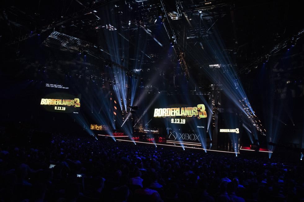 Los Angeles (United States), 09/06/2019.- Images of the game 'Jedi Fallen Order' are broadcast on giant screens during the Microsoft Microsoft Xbox 2019 Briefing at the Microsoft Theater in Los Angeles, California, USA, 09 June 2019. This event occured ahead of the Electronic Entertainment Expo (E3) which runs from 11 to 13 June 2019. (Estados Unidos) EFE/EPA/ETIENNE LAURENT Microsoft XBox 2019 briefing in Los Angeles