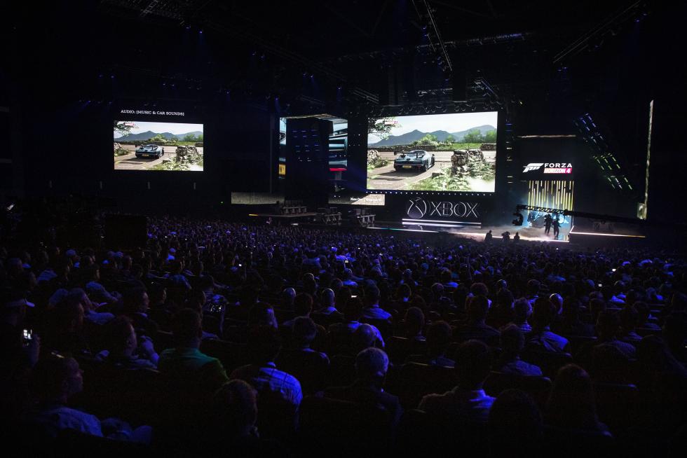 Los Angeles (United States), 09/06/2019.- Images of the game 'Jedi Fallen Order' are broadcast on giant screens during the Microsoft Microsoft Xbox 2019 Briefing at the Microsoft Theater in Los Angeles, California, USA, 09 June 2019. This event occured ahead of the Electronic Entertainment Expo (E3) which runs from 11 to 13 June 2019. (Estados Unidos) EFE/EPA/ETIENNE LAURENT Microsoft XBox 2019 briefing in Los Angeles