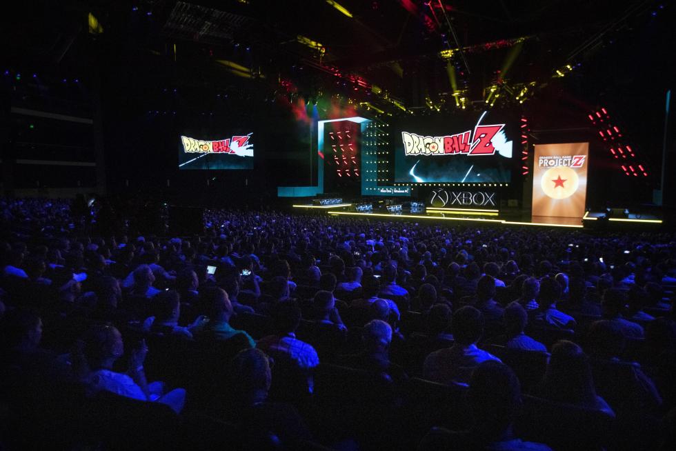 Los Angeles (United States), 09/06/2019.- Images of the game 'Forza Horizon 4' are broadcast on giant screens during the Microsoft Microsoft Xbox 2019 Briefing at the Microsoft Theater in Los Angeles, California, USA, 09 June 2019. This event occured ahead of the Electronic Entertainment Expo (E3) which runs from 11 to 13 June 2019. (Estados Unidos) EFE/EPA/ETIENNE LAURENT Microsoft XBox 2019 briefing in Los Angeles